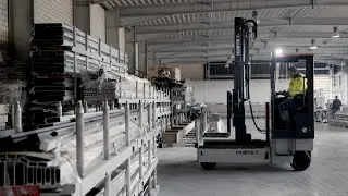 HUBTEX MaxX Elektro-Mehrwege-Seitenstapler transportiert lange Lasten
