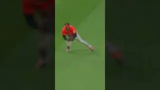IS THAT SUPERMAN!!🦸&zwj;♂️🦸&zwj;♂️🦸&zwj;♂️ Cedric Mullens makes a SPECTACULAR DIVING PLAY!! #baseball #mlb