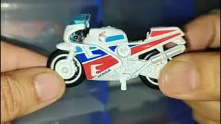 CONOCE EL MODELO DE MOTOCICLETA 🏍️ HONDA VFR750R (RC30) EN TAMA&Ntilde;O A ESCALA DE LA MARCA HOTWHEELS