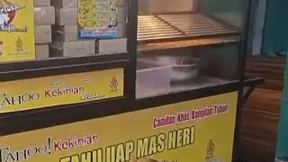 nuruti bocil beli jajan tahu uap selatan masjid Dolopo Madiun.