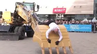 Dance with Cat&reg; excavator (Deja ar Cat M316D - Beau Geste, Transports Exceptionnels)