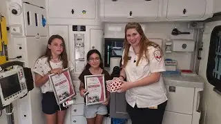 שתי תלמידות כיתה ו׳ בשדה בוקר למען אמבולנס המשאלות של מדא