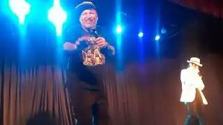 El chileno luis flores en el teatro multiesena  con maikel Jackson parte 1 19 .12 .2025