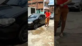 pobre vs rico saindo do carro.