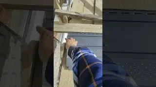 Установка софита, подбой #подбой #кровля #подшива #софит #крыша