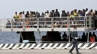 Migrant crisis: Hundreds more people flock to Italy