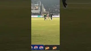 Babar Azam ka fan crowd se ground ke andar Aa gaye   #pslfans #babarazam #psl2024 #fan  #viralvideo