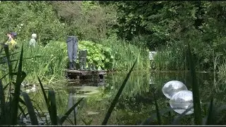 Maja von Meiss f&uuml;hrt zu den Kunstwerken im Garten der Sinne im Weiertal