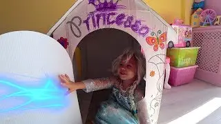 Эльза замораживает маму чтобы поесть сладостей /  Elsa freezes her mom to eat sweets