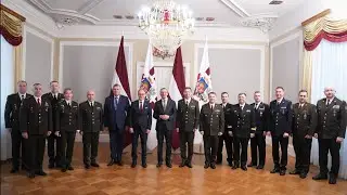 Valsts prezidents Edgars Rinkēvičs pasniedz ģenerālmajora dienesta pakāpi K. Pudānam un G. Kerlinam