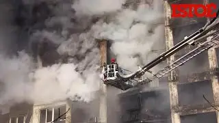 Imagens mostram pr&eacute;dio residencial tomado por chamas ap&oacute;s bombardeio em Kiev