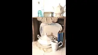 Simple Vintage Blue and White Ironstone Display #vintage #farmhousedecor
