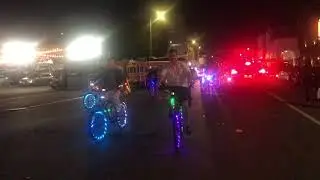 電光カラフル自転車、イルミネーション サイクル .ロサンゼルス 金曜日のベニスビーチの夜は楽しい