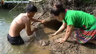 Primitive Life: Easy Dig Mud Hole to Catfish Trap - Skills Unique Survival Build Fish Trap by Mud