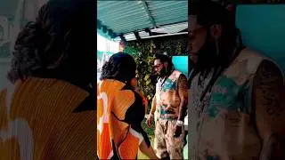 Нигерийский певец Kcee и его очаровательная жена поприветствовали поклонников в новом году. Они в...