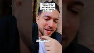 Cinco homens dentro de um carro branco 