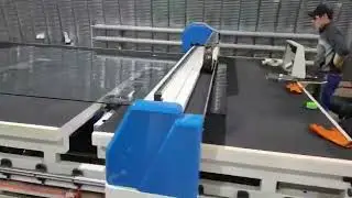 Automatic glass loading and cutting glass table