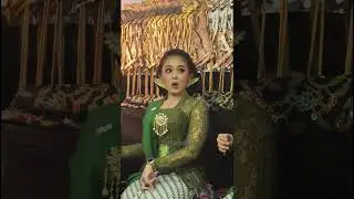 Sinden Winong lagi ngemil disela-sela Nyinden #kicahyokuntadi #winong