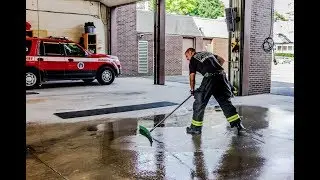Unger Aquadozer Max Outdoor Commercial Floor Squeegee for Water Removal and Flood Cleanup
