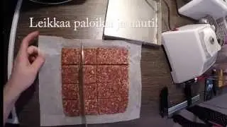 Raakapatukan puristusta ruokapuristimella
