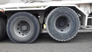 Arc 700, r&eacute;pandeur de ciment, Eiffage TP