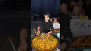 🍽️Kind Chinese men cook free meals for the elderly❤️