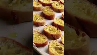 Приготовьте кростини с клюквенным чатни и сыром бри &mdash; это простая праздничная закуска.