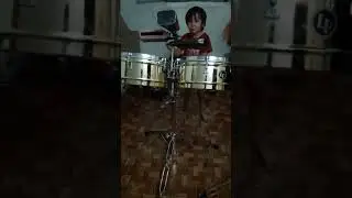 Hojita seca, La Nueva Luna. Los primeros pasos de Lucas en el timbal (4a&ntilde;os)