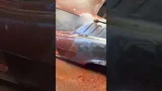 Trempage de voitures dans un bain d&rsquo;acide pour enlever la rouille