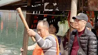 沈從文筆下的邊城，古老的拉拉渡依舊還在。白塔下的老鎮，一個有故事的地方