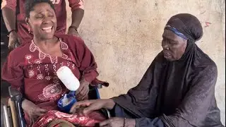 Mah ka Sam - elle reçoit encore un sac de riz et reste d’argent à donner 