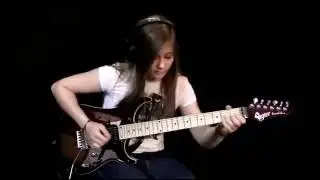 Galet duktig tjej p&aring; elgitarr