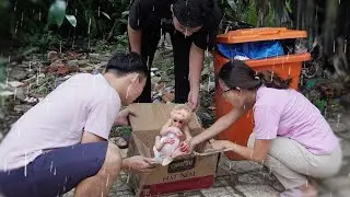 Touching moment of rescuing and adopting a baby monkey abandoned in a trash can