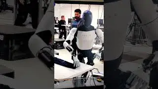 Вау что творит робот от Илона Маска! Tesla Optimus Bot складывает белье