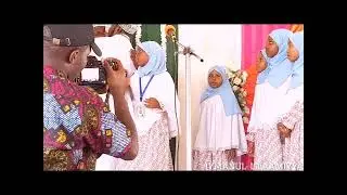 ONA UHODARI WA WATOTO HAWA WAKIMPONGEZA MWALIMU WAO KWA NASHEED ILIYOMTOA MACHOZI