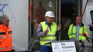 Sprengmeister Schneider erklärt Sprengung der Talbrücke Rahmede