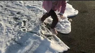 Öykü, deniz dalgasından kaçma oyunu oynuyor 🌊