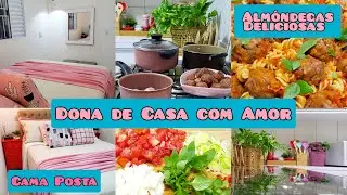 Organizando a casa / Arrumei o meu quarto / Coloquei quadros na Sala / Fiz Macarrão com Almôndegas