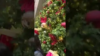 Очень красиво украшенная рождественская елка. 🎄🎄🎄🎄🎄