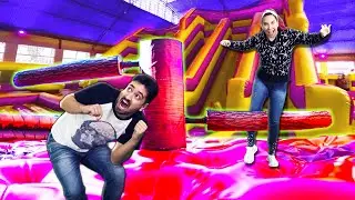 NOSSA BATALHA ÉPICA NO PARQUE DE BRINQUEDOS INFLÁVEIS | Gabriel e Shirley 2.0