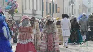 Il Carnevale arriva a Montebelluna, migliaia di persone hanno invaso il centro per la sfilata