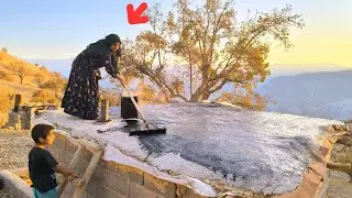 Roof bitumen to prevent rainwater from seeping in. Happy rapping with work and effort.