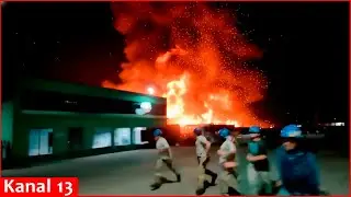 На видео запечатлен мощный пожар после взрыва в промышленном парке в Аргентине; жители в панике б...