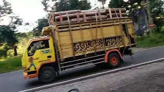Hunting sore truck cabai vs Truck tepung bersaing gas pool ngeblong ditikungan lahor 