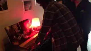 Rami from The Wallflowers and Foo Fighters demonstrates ...