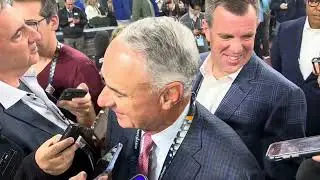 Комиссар MLB Роб Манфред общается со СМИ перед второй игрой Мировой серии; рассказывает о MLB в В...