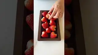 Placez des fraises dans une tablette ajoutez du chocolat et faites vous plaisir! #recette#chocolat