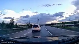 Fiesta driver has point to prove. White lines =  warning! UK's Worst Drivers caught on dashcam.