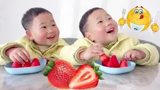 【超萌双胞胎】拿出兄弟俩最爱吃的草莓，答应要等妈妈回来一起吃，小家伙们能做到吗？