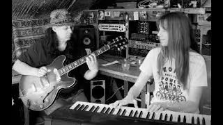 Quentin Cooper & Floriane Blancke play 'Kerozeen' live in the attic